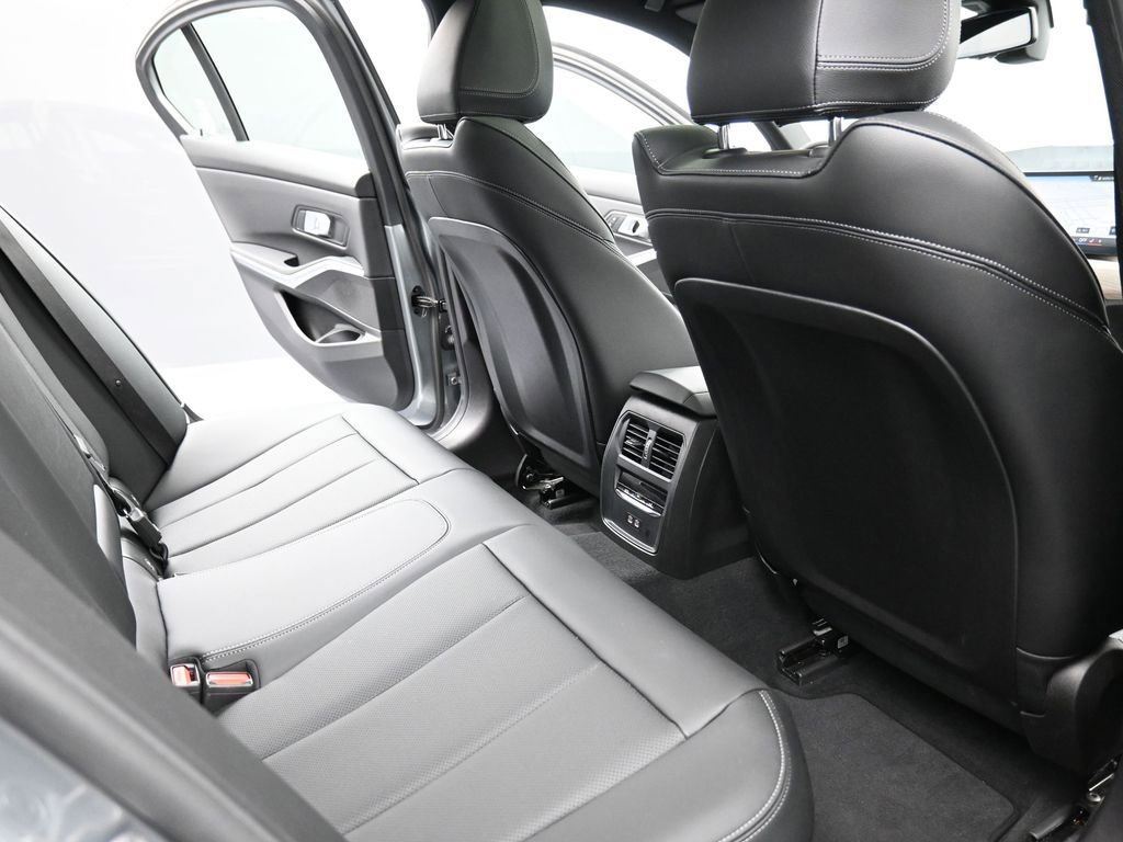 Used 2025 BMW 330i xDrive Sedan image 18
