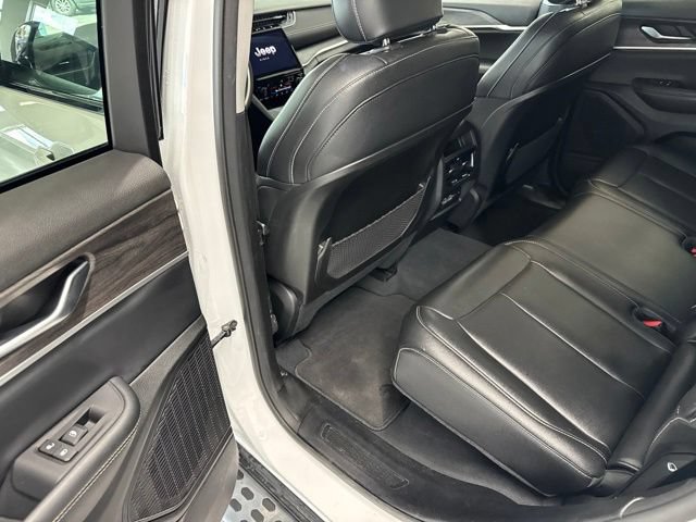 Used 2023 Jeep Grand Cherokee Limited w/ Black Appearance Package AWD/4WD image 23