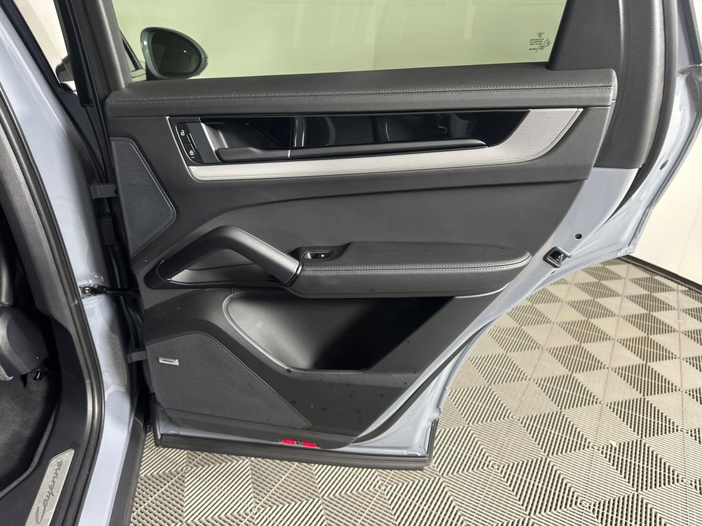 Used 2025 Porsche Cayenne Coupe image 16