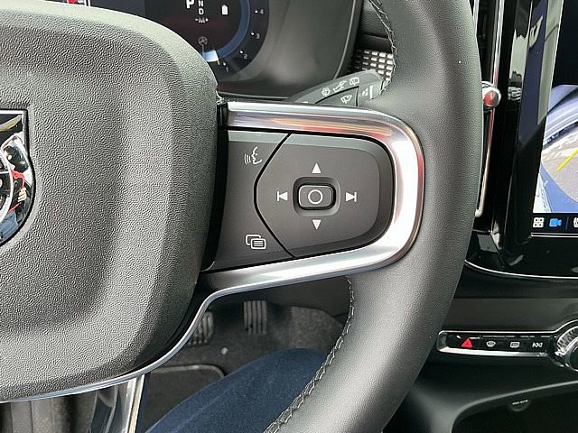 Used 2025 Volvo XC40 B5 Plus image 28