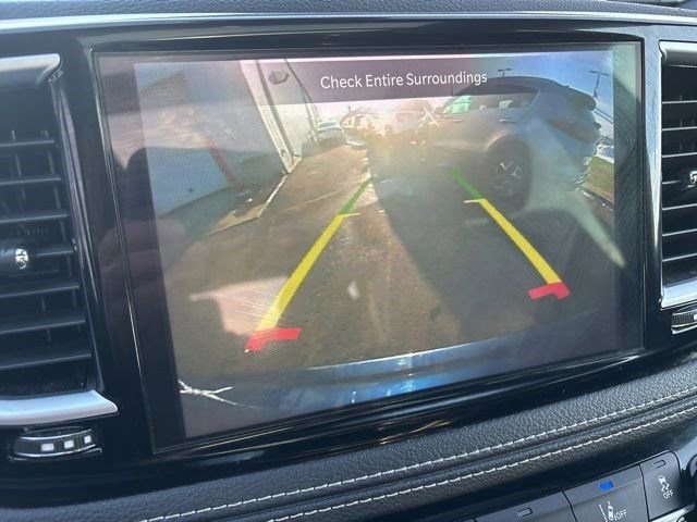 Used 2023 Chrysler Pacifica Limited w/ Uconnect Theater Family Group image 23