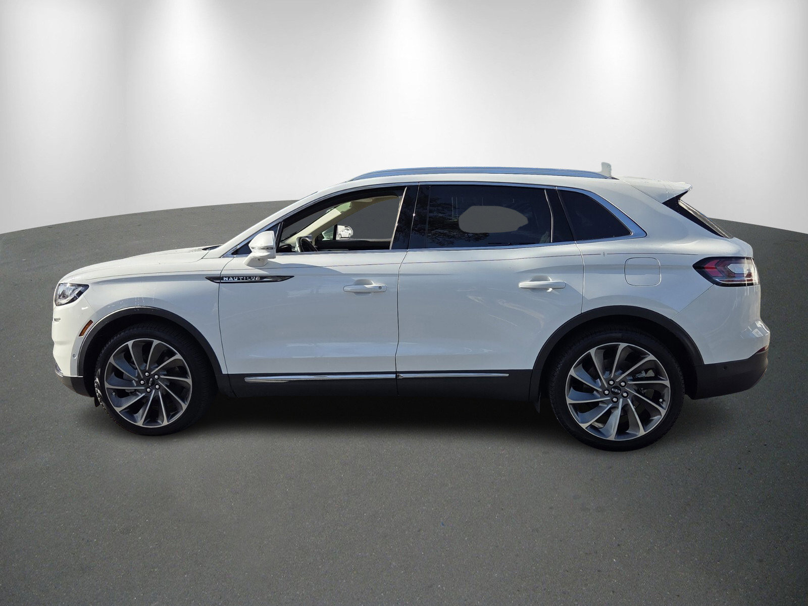 Used 2021 Lincoln Nautilus Reserve w/ Equipment Group 202A image 4