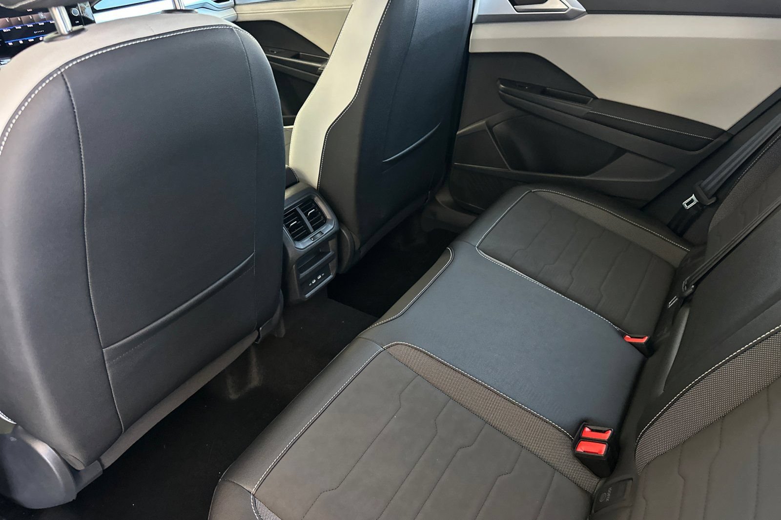 New 2026 Volkswagen Taos SE FWD image 12
