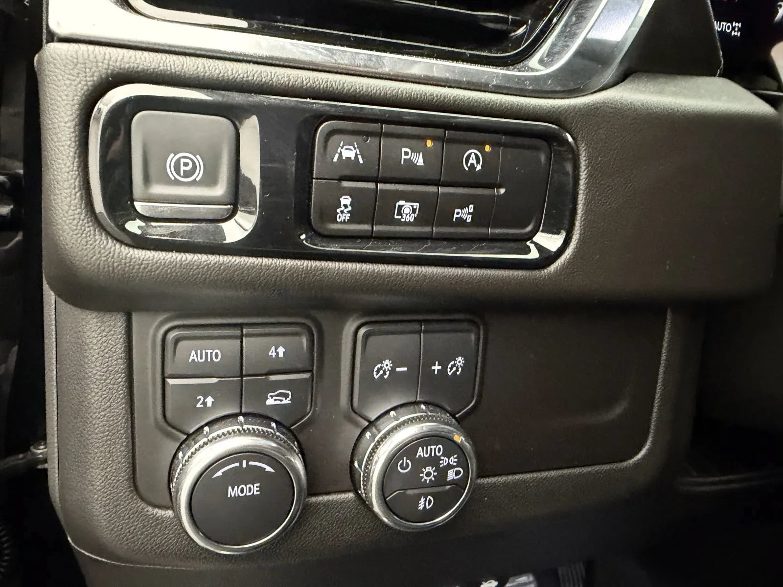 Used 2025 GMC Yukon XL Denali AWD/4WD image 14