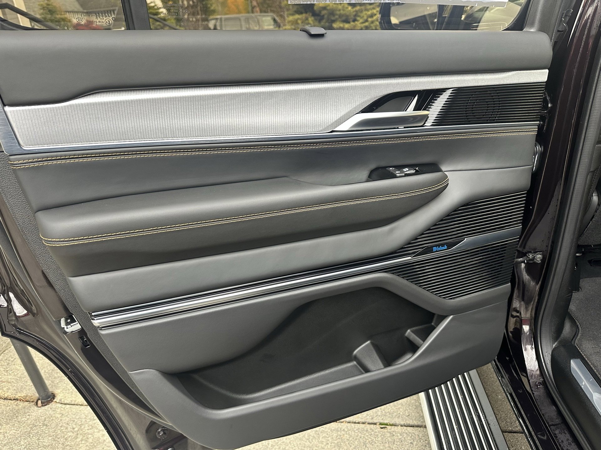 Used 2023 Jeep Grand Wagoneer Series III w/ Rear-Seat Entertainment Group image 44