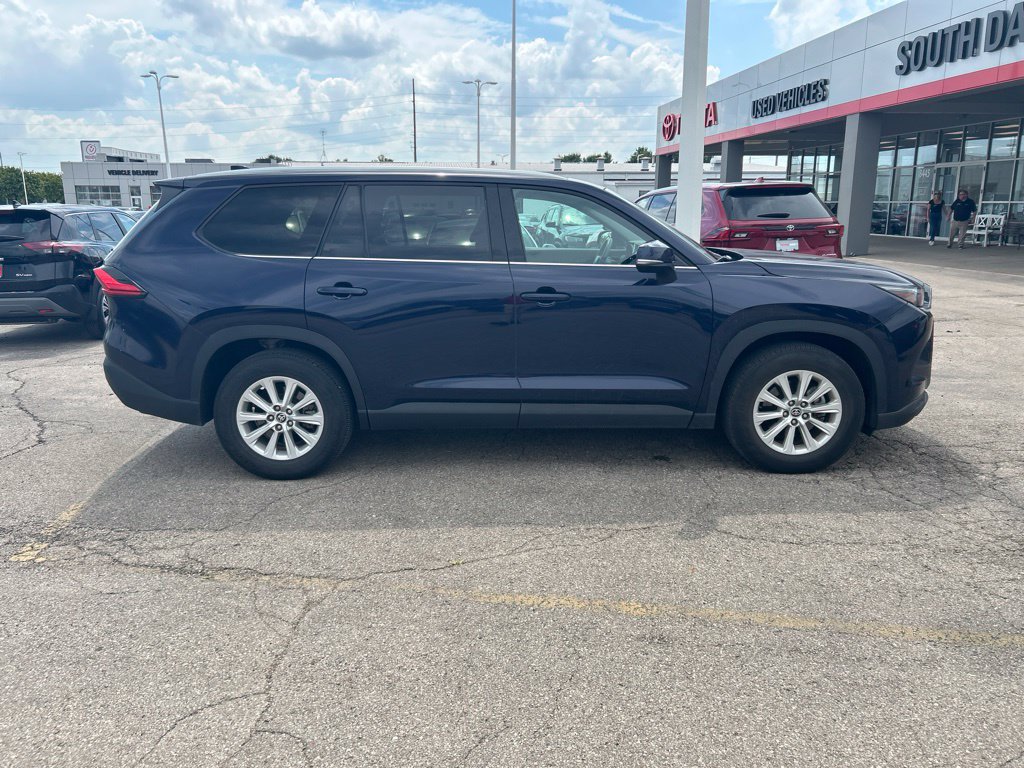 Used 2024 Toyota Grand Highlander AWD image 2