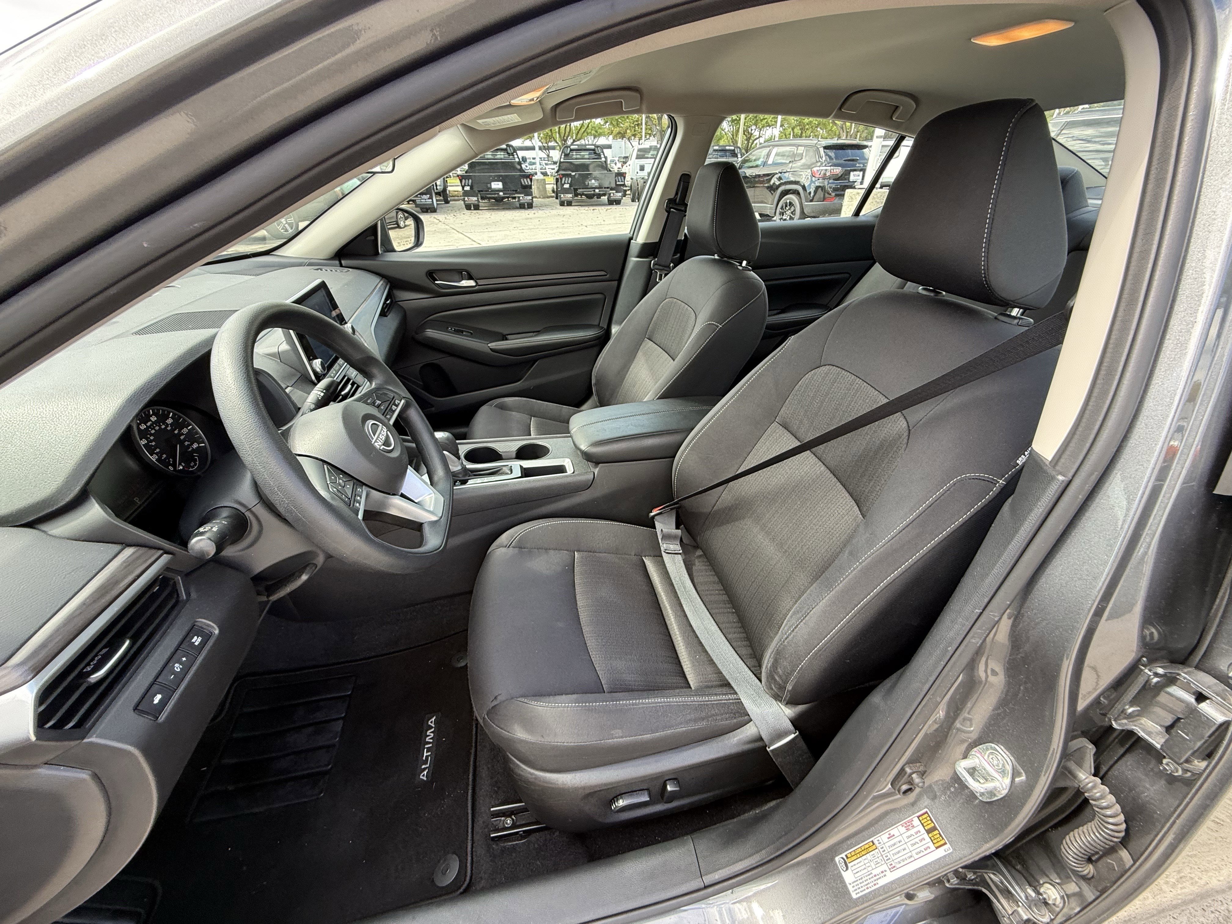 Used 2025 Nissan Altima 2.5 SV FWD image 28