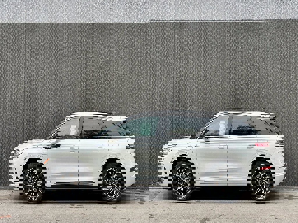 New 2025 Lincoln Corsair Grand Touring image 6