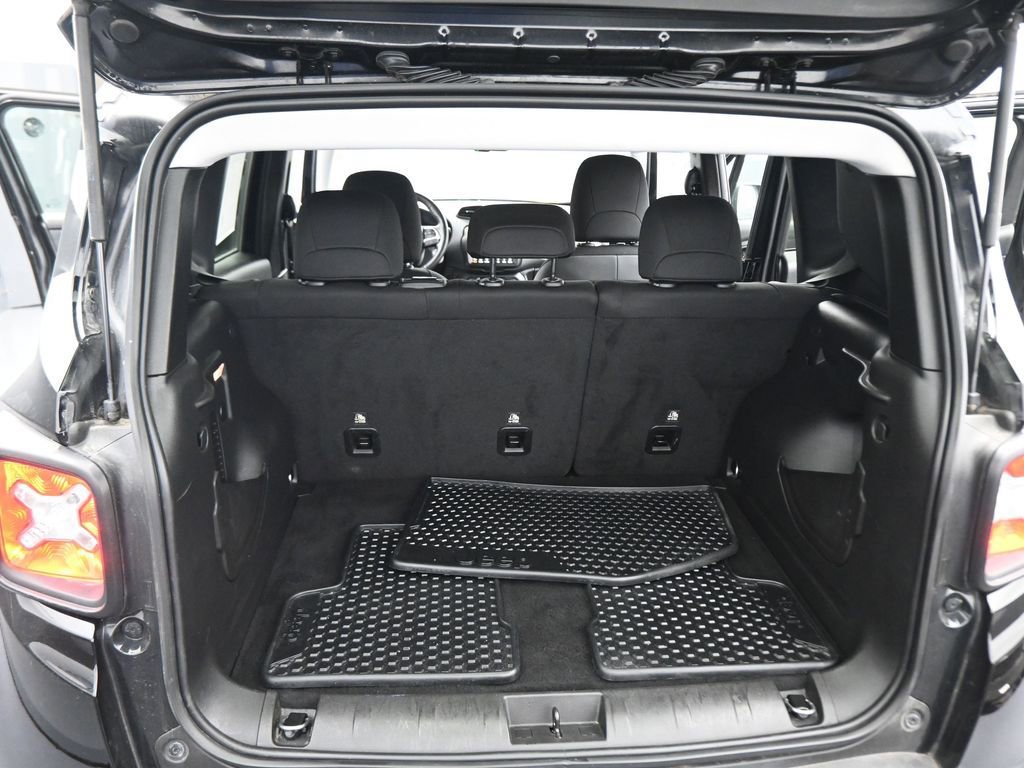 Used 2023 Jeep Renegade Latitude w/ Premium Group image 40