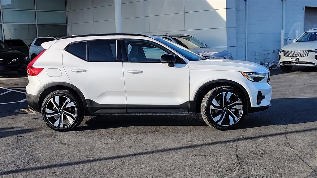 Certified 2025 Volvo XC40 B5 Plus image 2