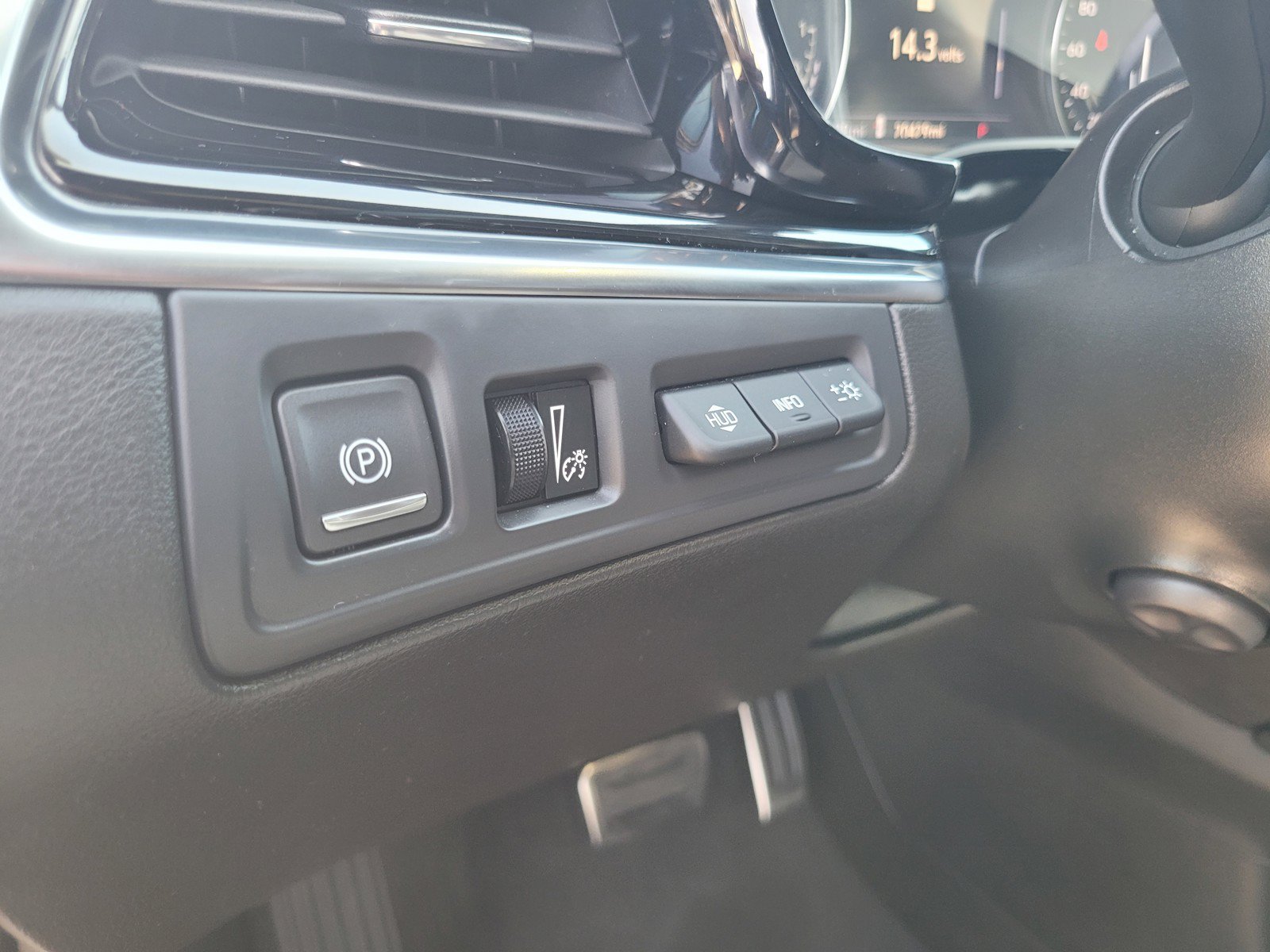 Used 2024 Cadillac XT6 Sport w/ Technology Package AWD/4WD image 16