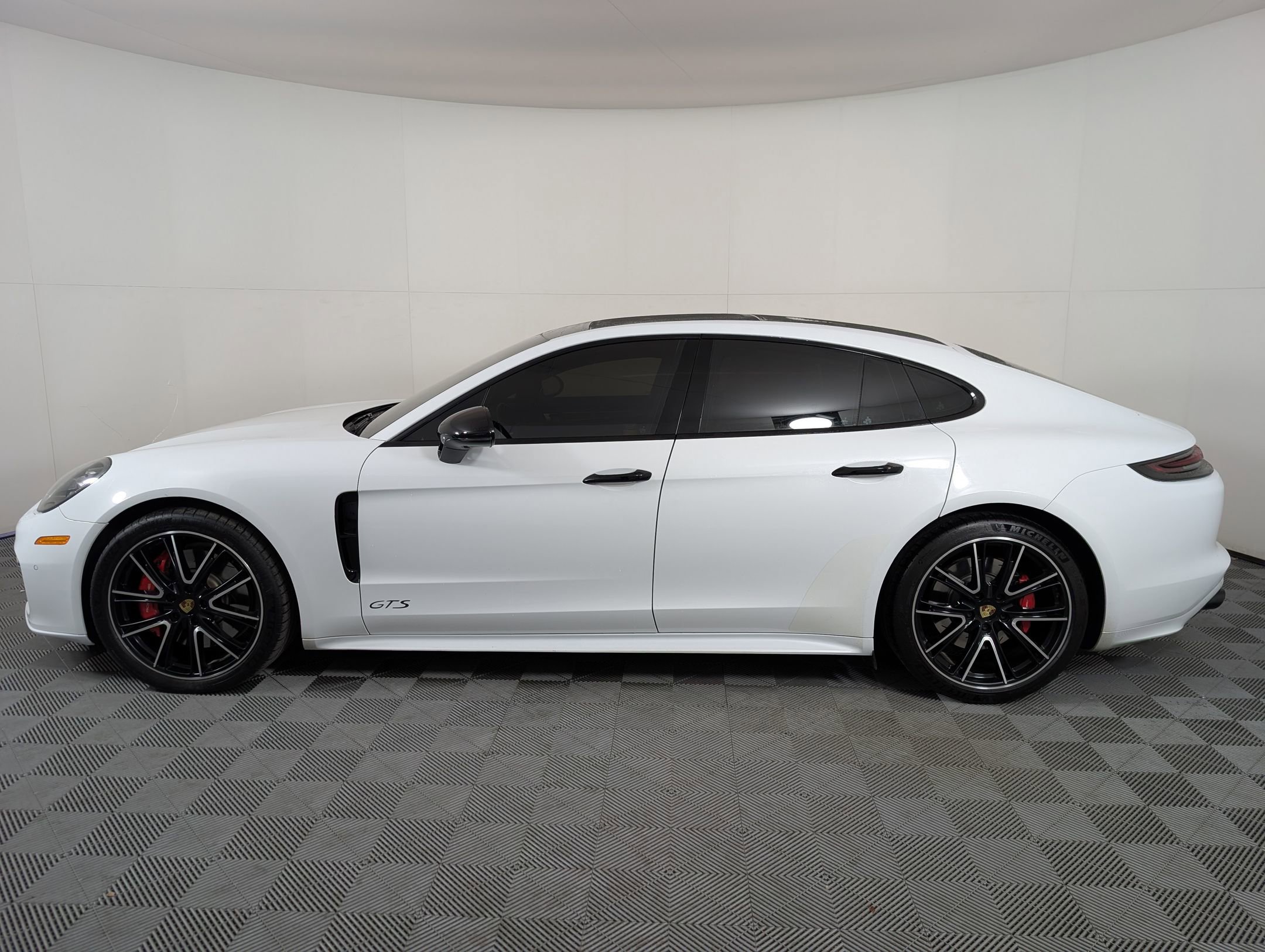 Used 2020 Porsche Panamera GTS image 2