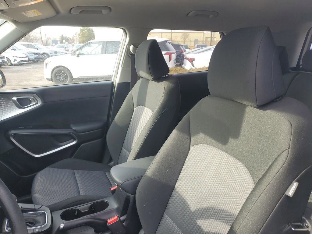 Used 2025 Kia Soul LX w/ LX Technology Package image 10