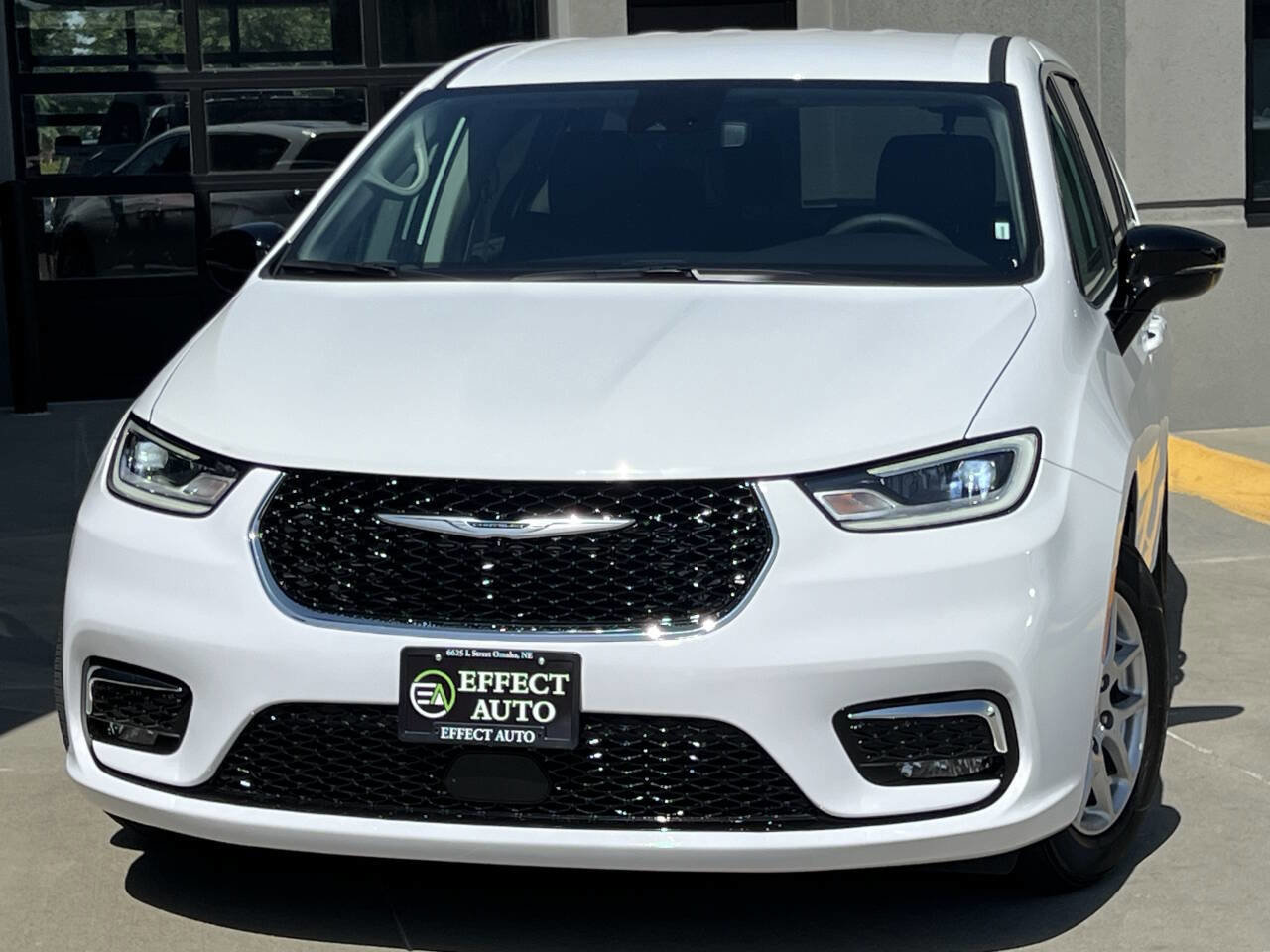 Used 2024 Chrysler Pacifica Touring-L FWD image 3