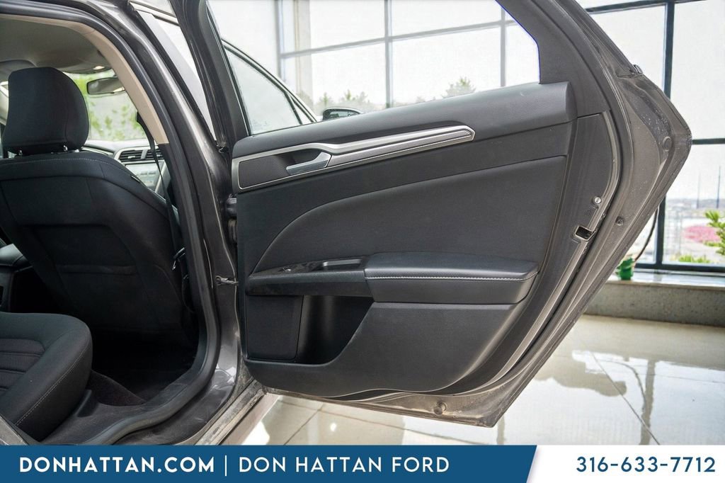 Used 2017 Ford Fusion SE w/ Fusion SE Technology Package image 22