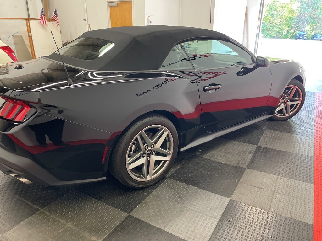 Used 2024 Ford Mustang Convertible image 9
