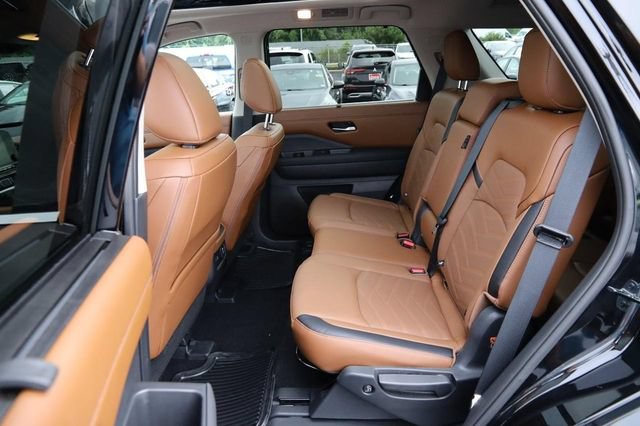 Certified 2025 Nissan Pathfinder Platinum w/ Cargo Package FWD image 11