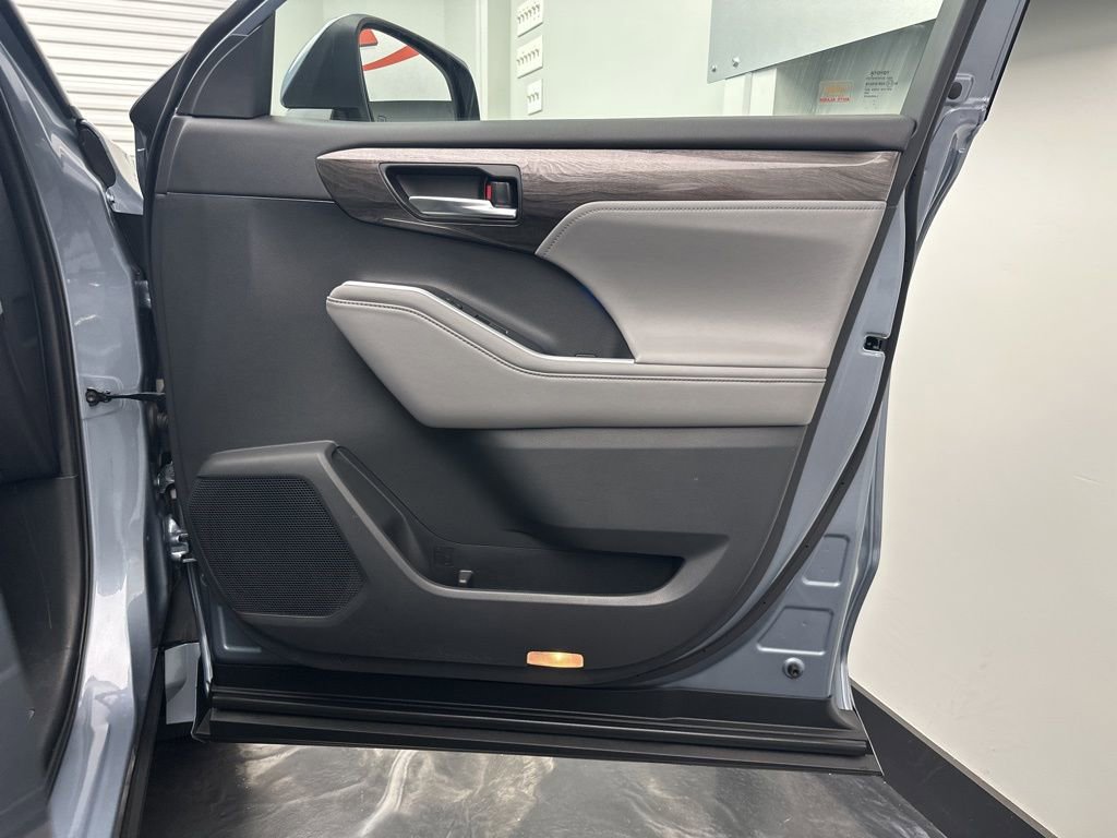 Used 2020 Toyota Highlander Limited image 10
