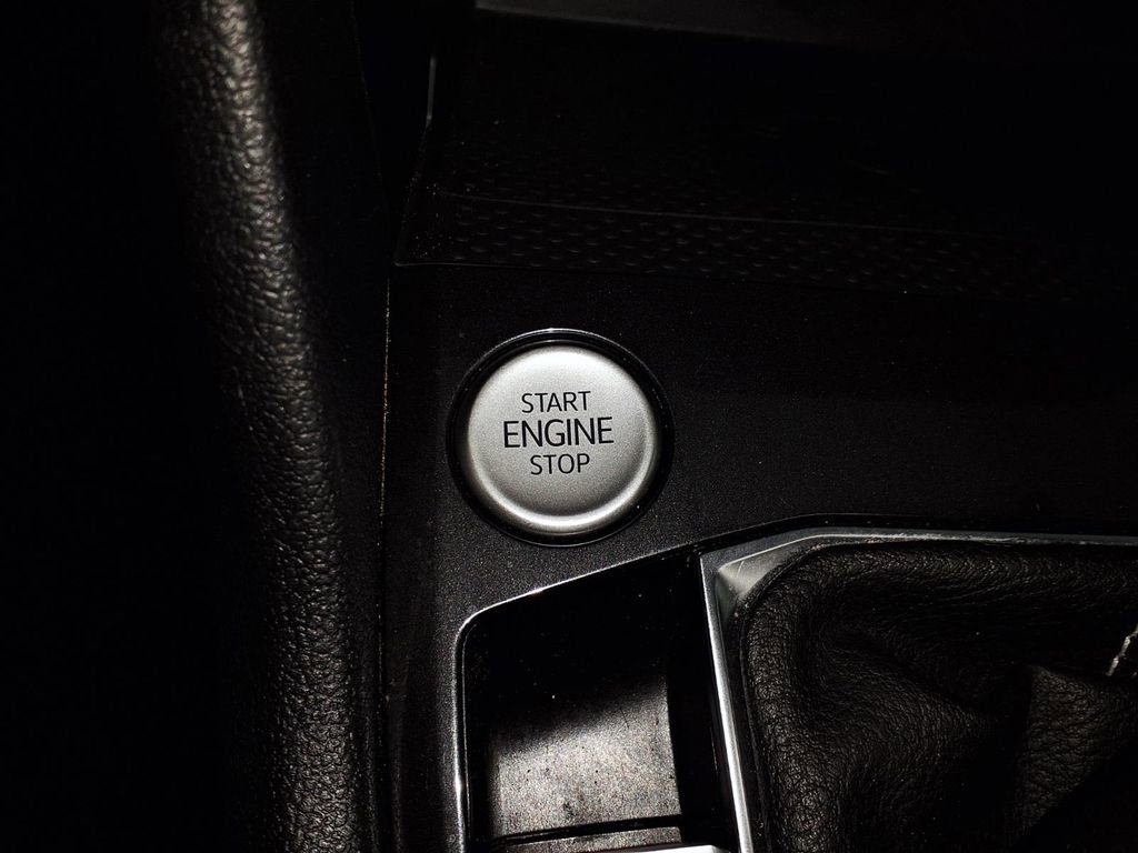 Used 2022 Volkswagen Tiguan SE w/ Panoramic Sunroof Package image 18