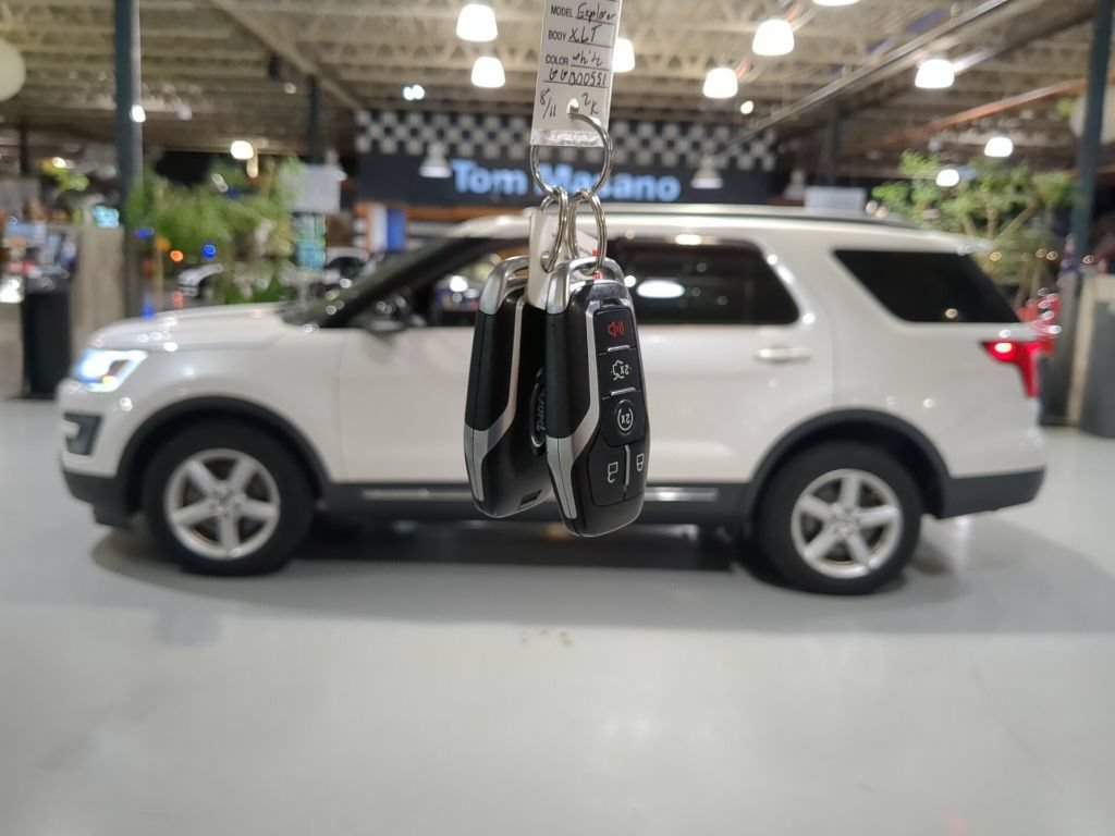 Used 2016 Ford Explorer XLT w/ Equipment Group 202A AWD/4WD image 4
