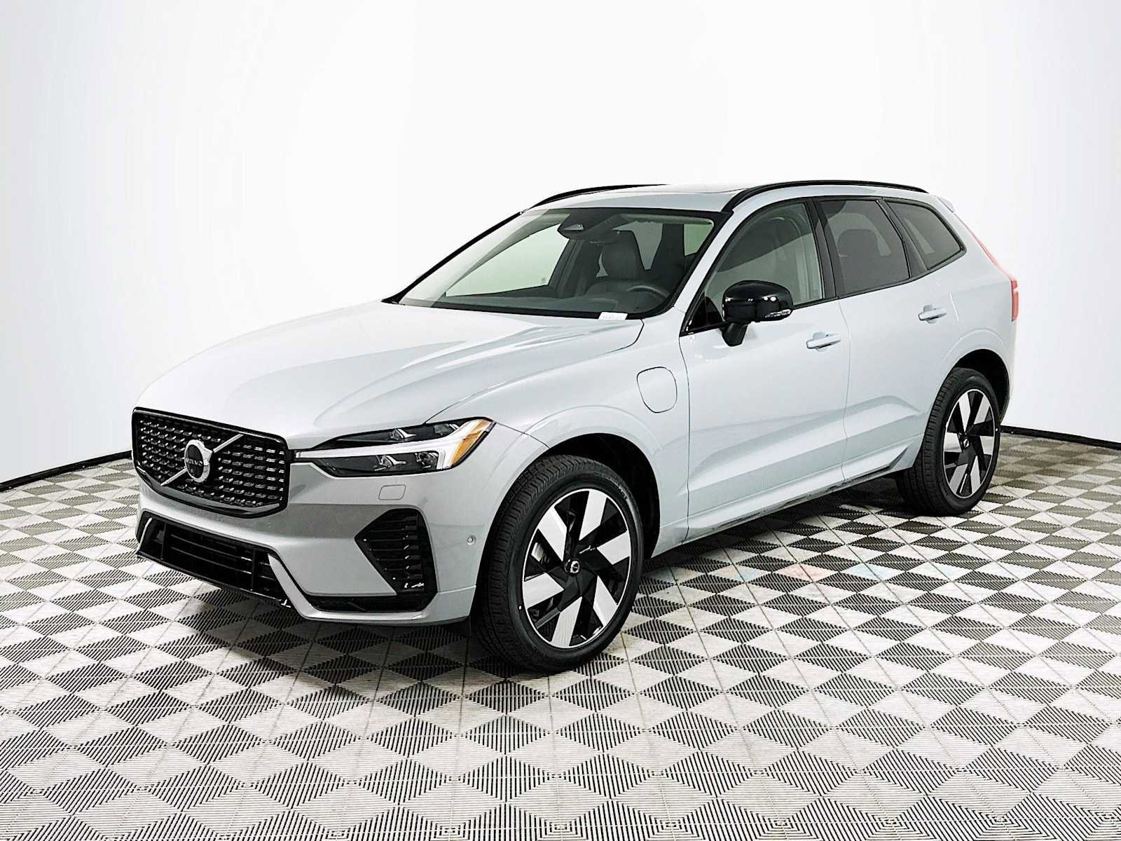 Used 2025 Volvo XC60 T8 Plus w/ Protection Package Premier image 3