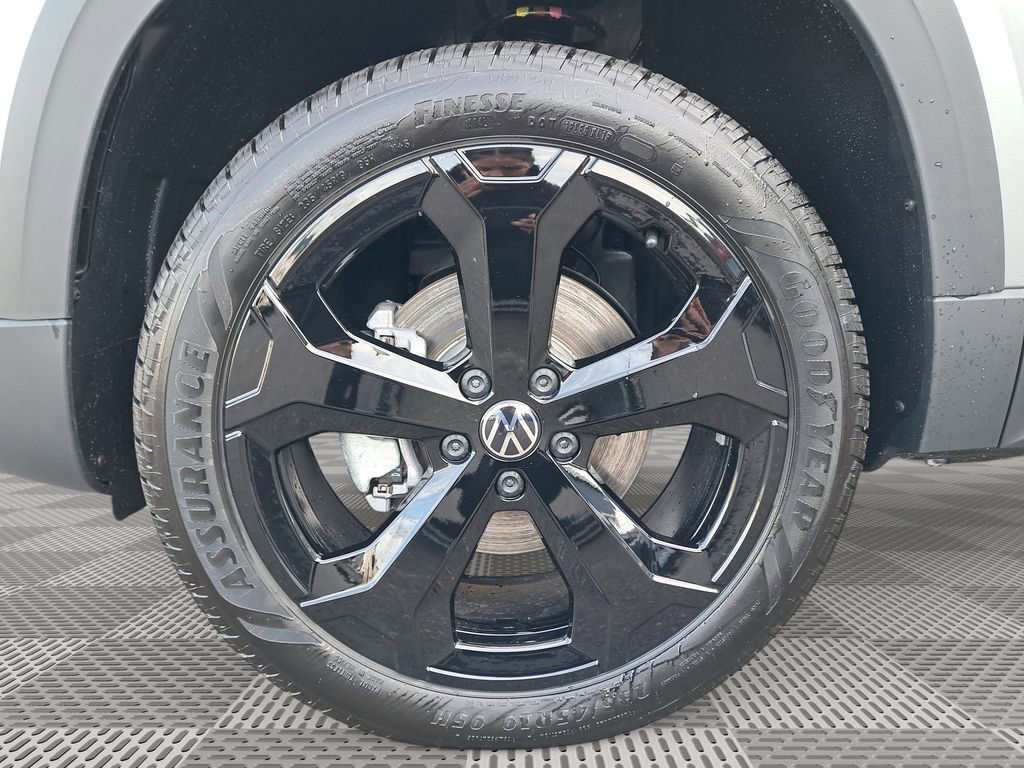 New 2025 Volkswagen Taos SEL image 10