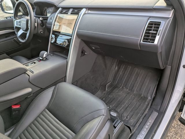 Used 2025 Land Rover Discovery Dynamic SE image 19