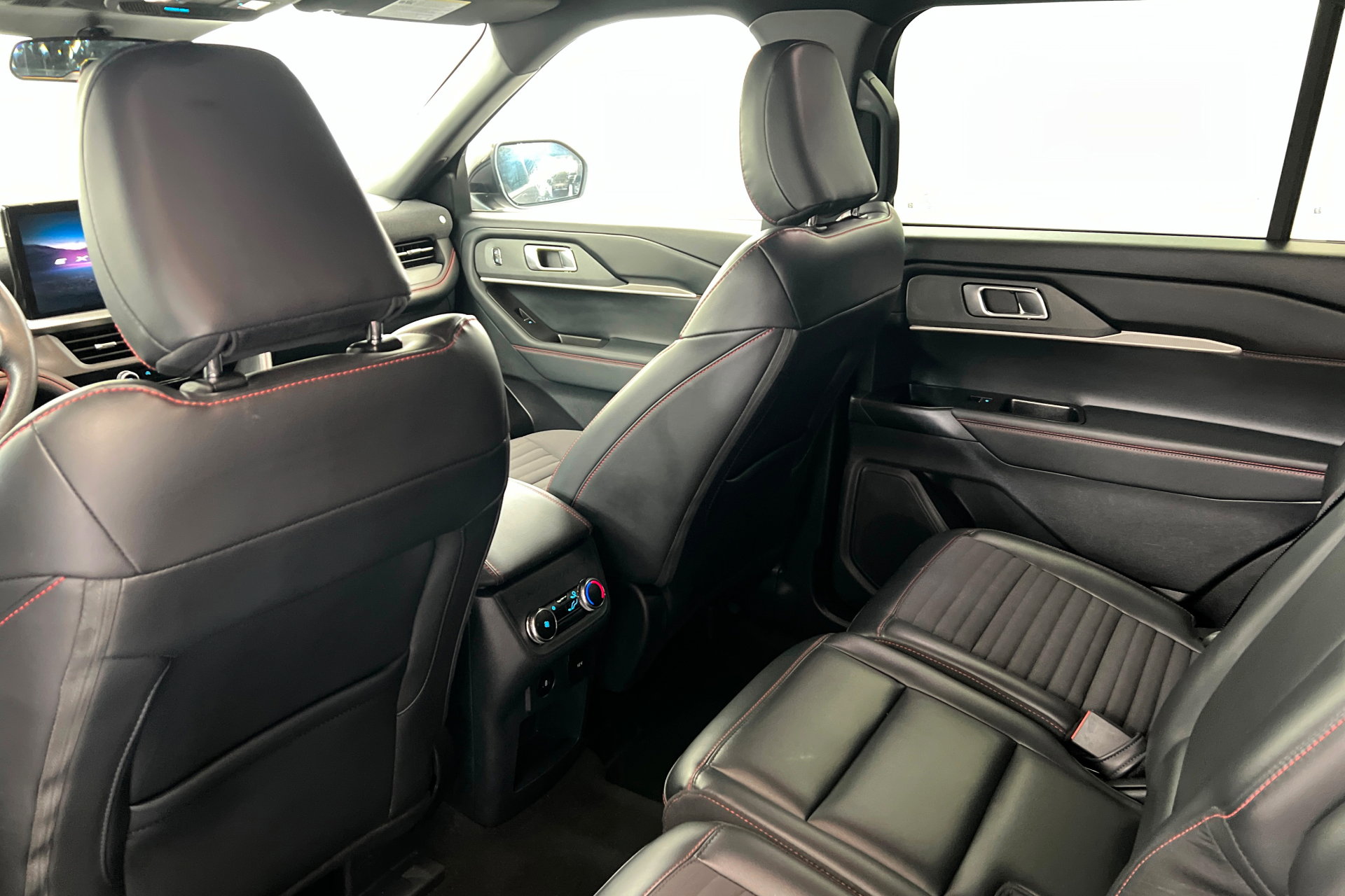 Used 2025 Ford Explorer ST-Line w/ ST-Line Street Pack AWD/4WD image 20