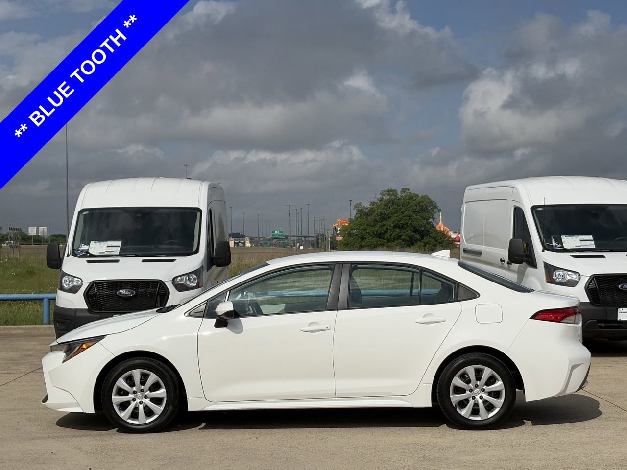 Used 2022 Toyota Corolla LE image 3