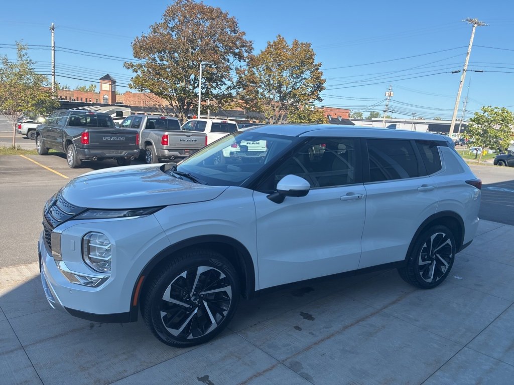 Used 2024 Mitsubishi Outlander SE image 6