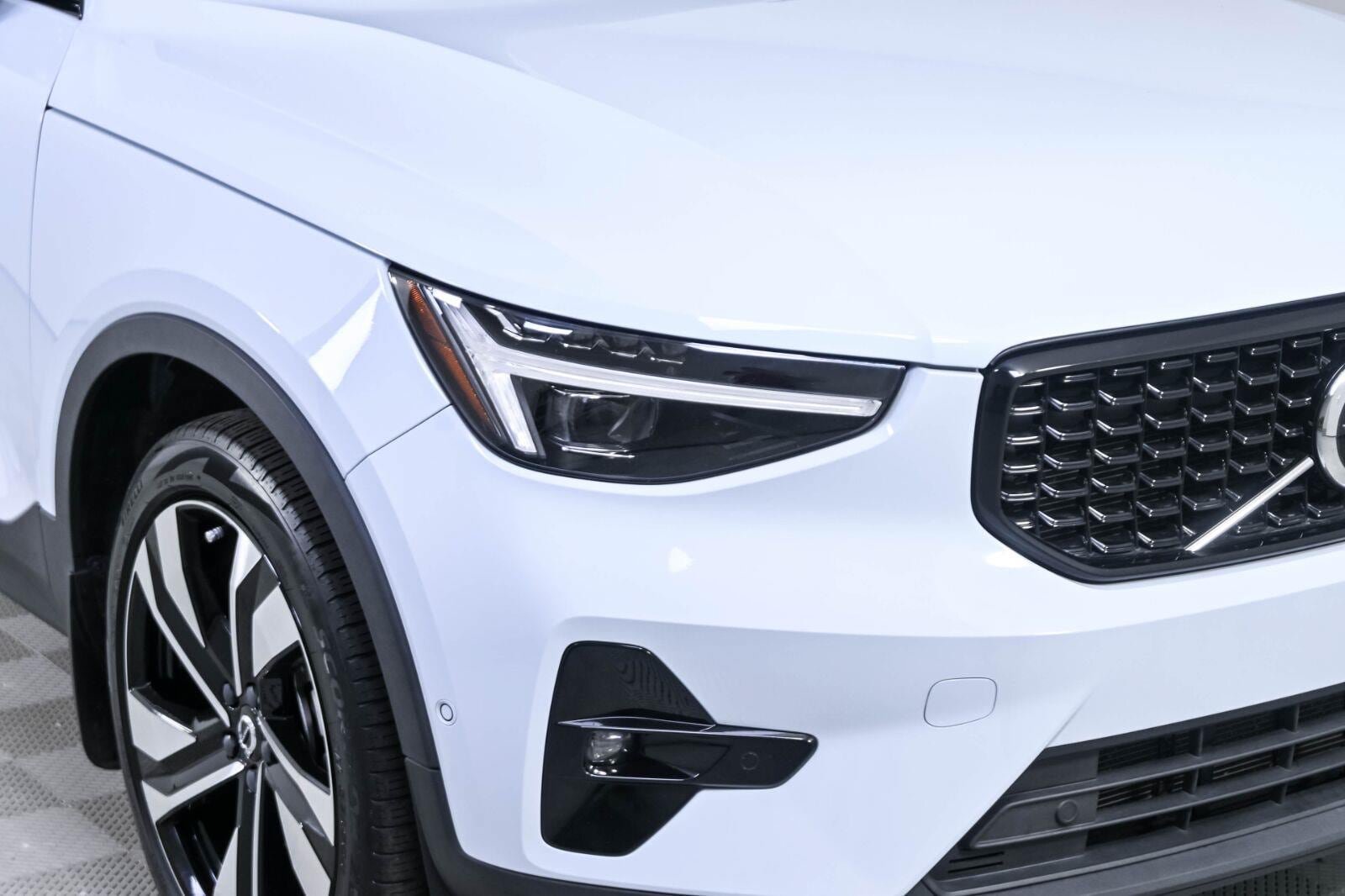 Certified 2024 Volvo XC40 B5 Plus w/ Protection Package Premier AWD/4WD image 35