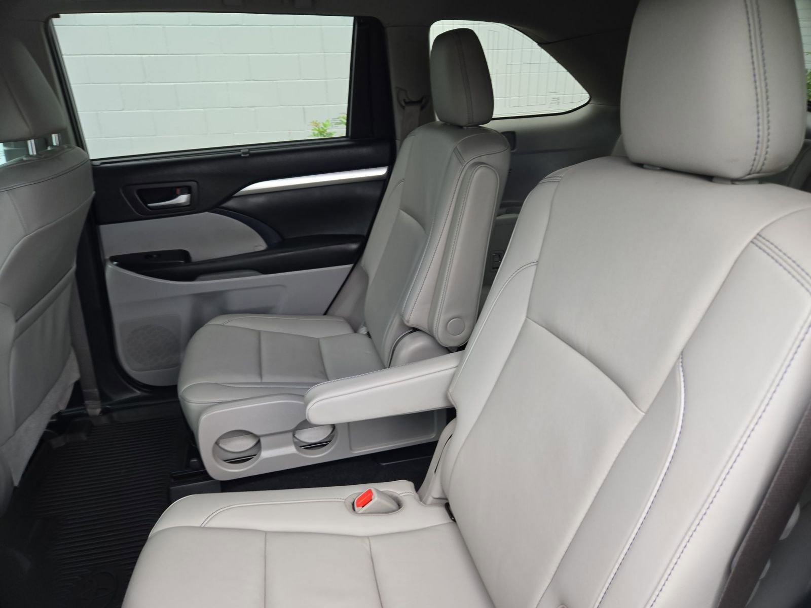 Used 2019 Toyota Highlander XLE image 26