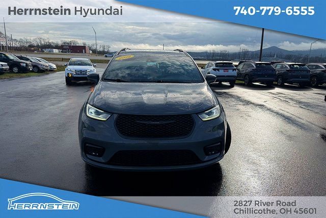 Used 2022 Chrysler Pacifica Touring-L w/ S Appearance Package image 2