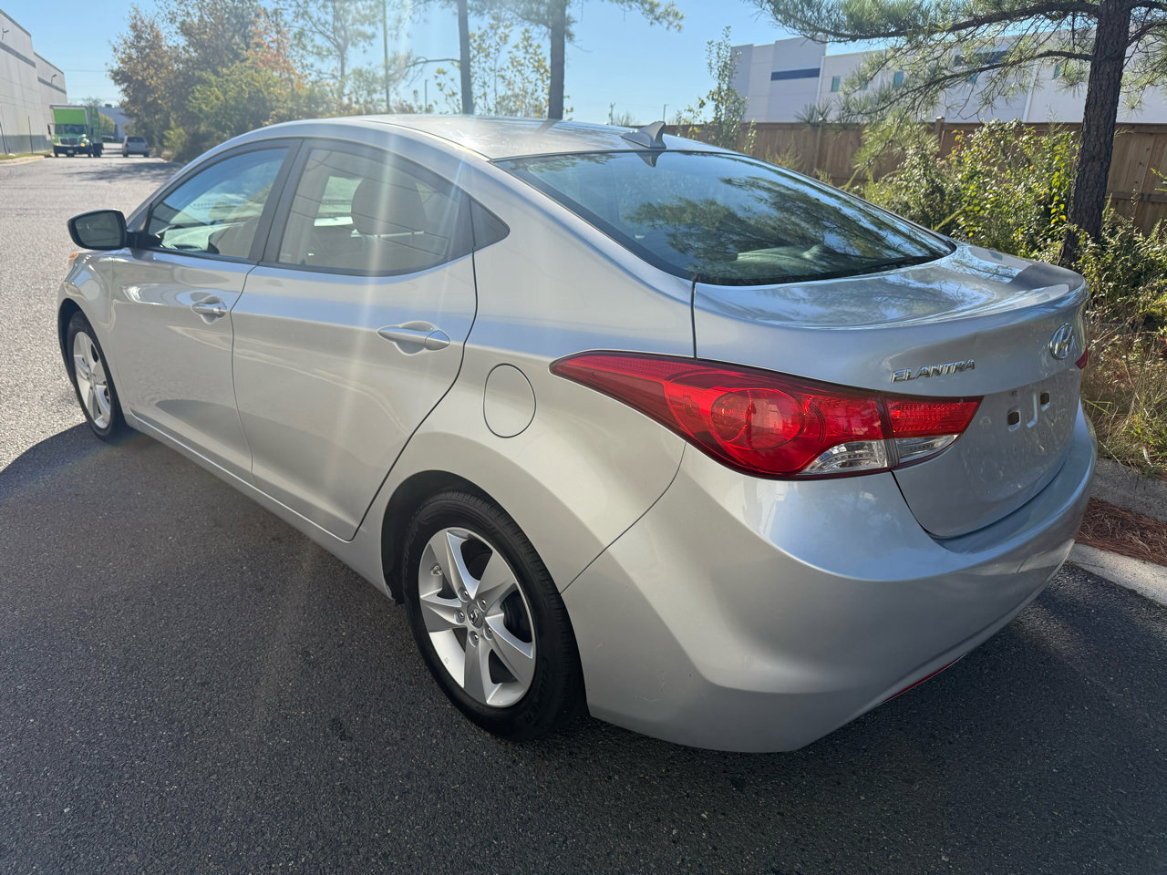 Used 2013 Hyundai Elantra GLS w/ Preferred Pkg image 3