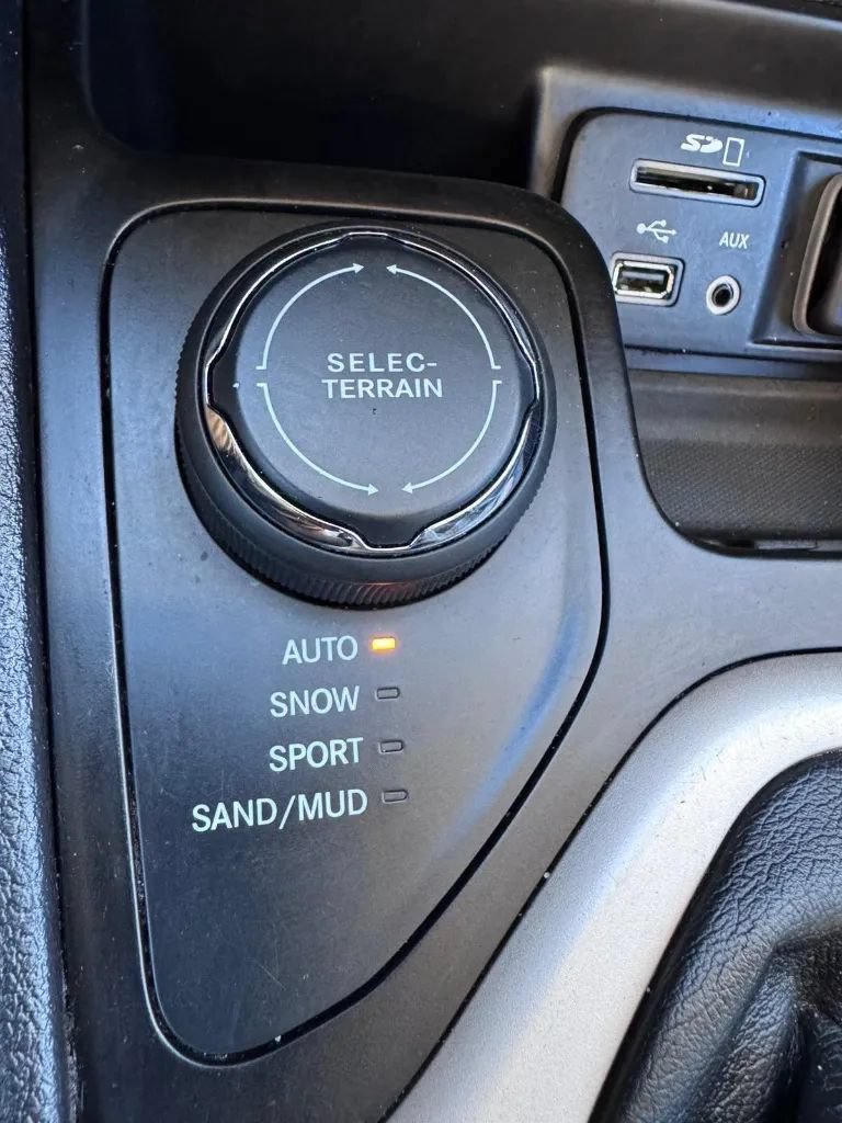 Used 2016 Jeep Cherokee Latitude w/ Cold Weather Group AWD/4WD image 10