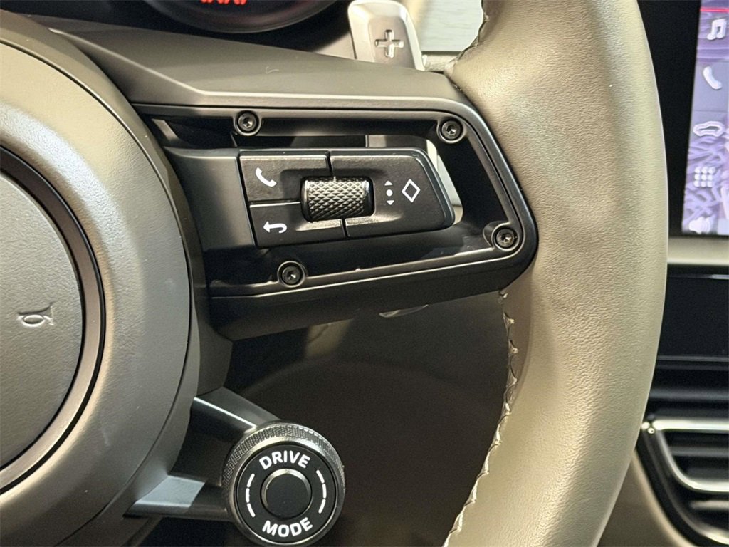Used 2025 Porsche Macan image 19