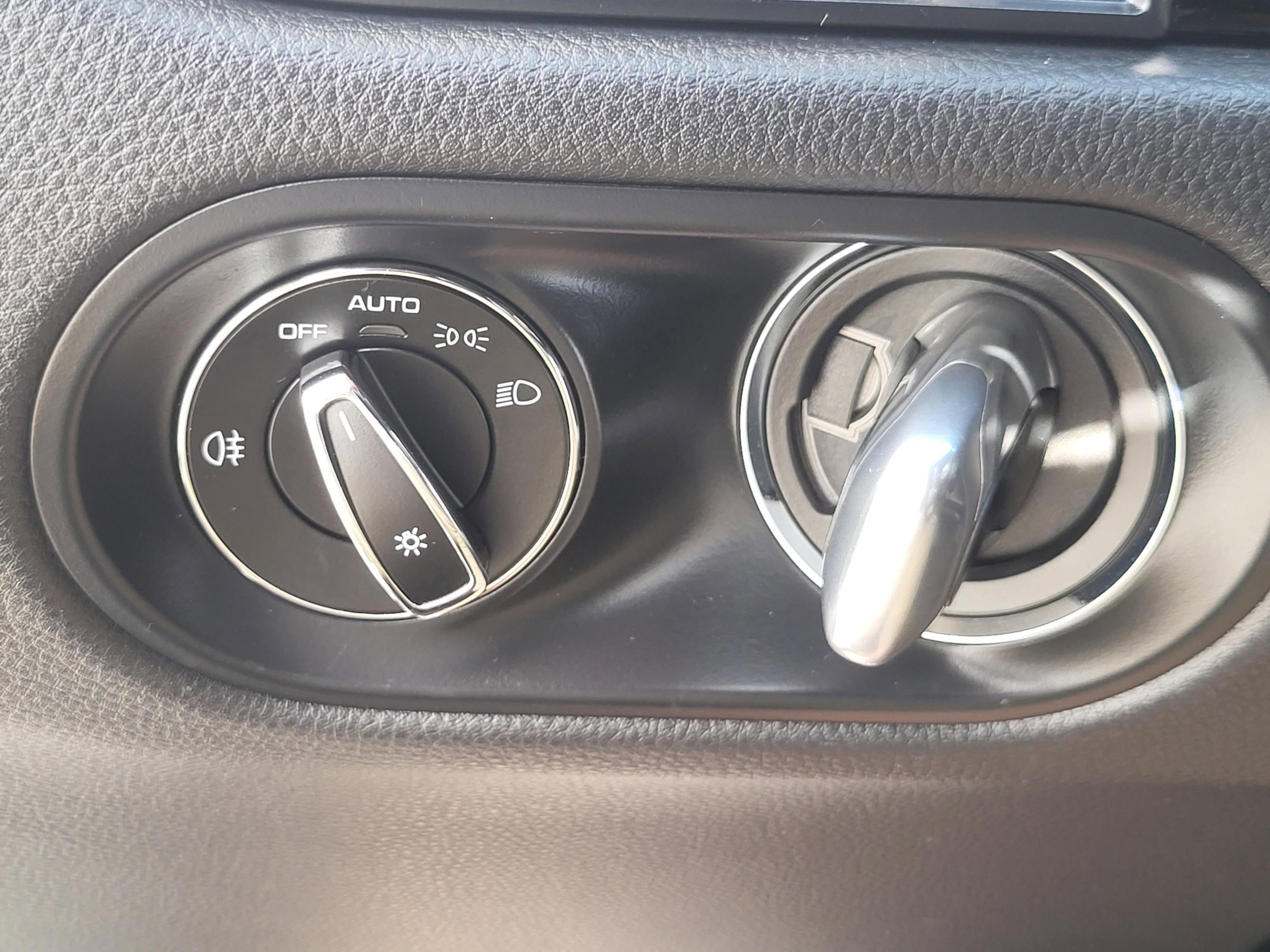 Used 2023 Porsche Macan AWD/4WD image 50