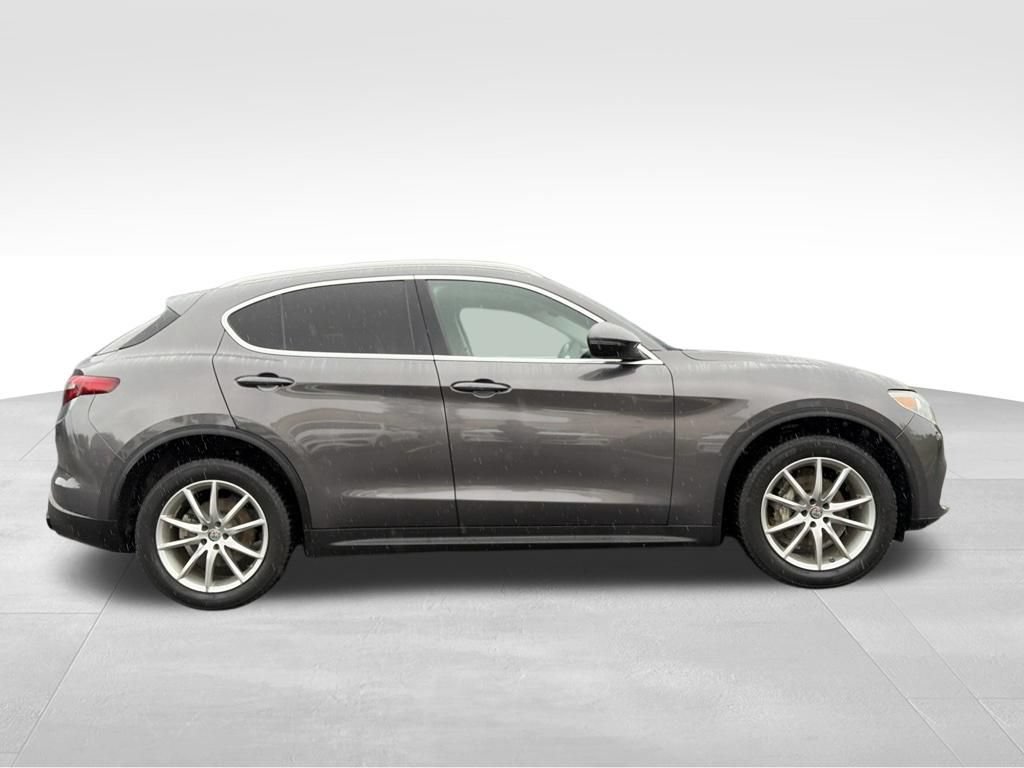 Used 2018 Alfa Romeo Stelvio Ti Lusso AWD/4WD image 2