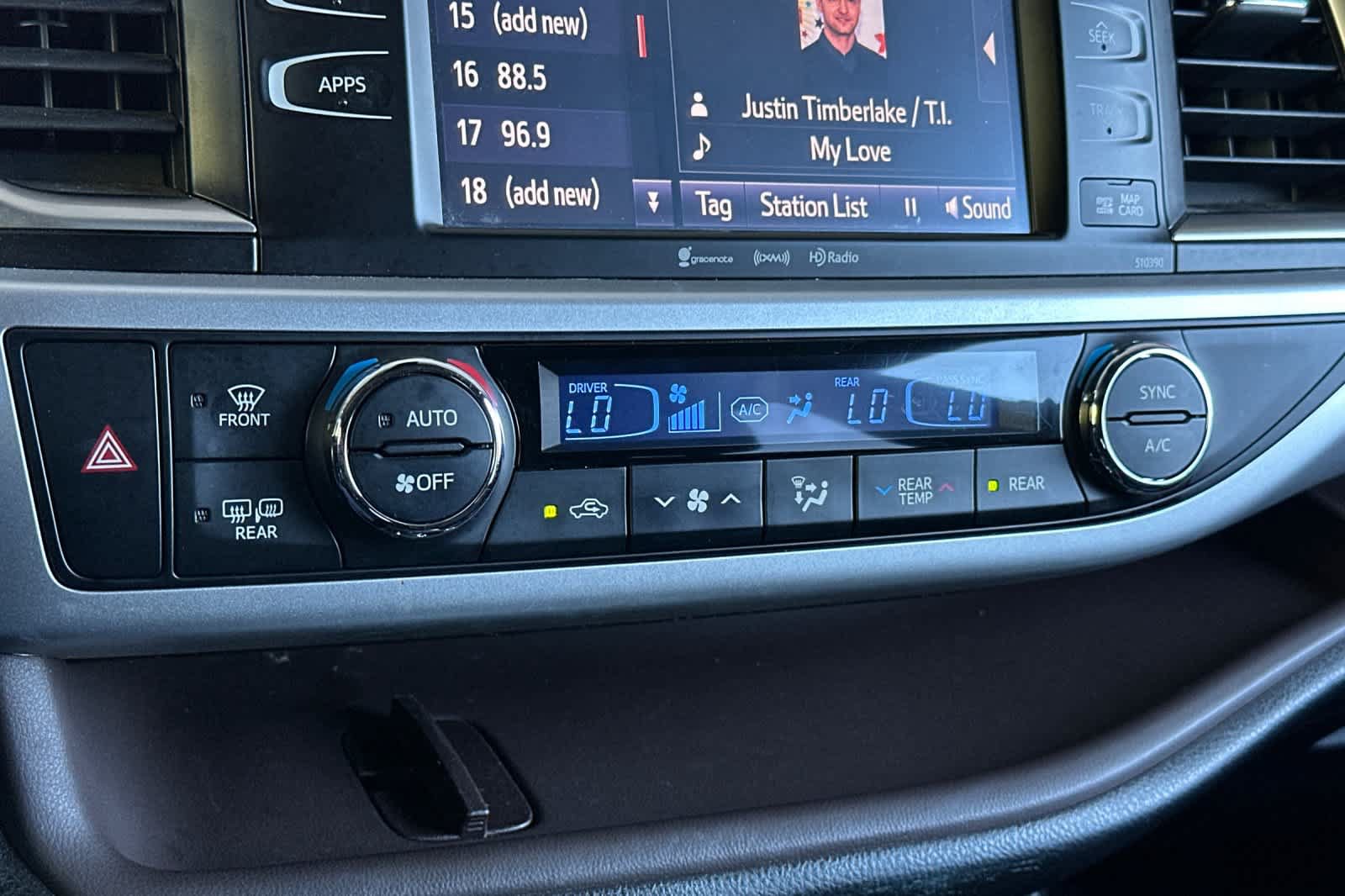 Used 2019 Toyota Highlander XLE AWD/4WD image 23