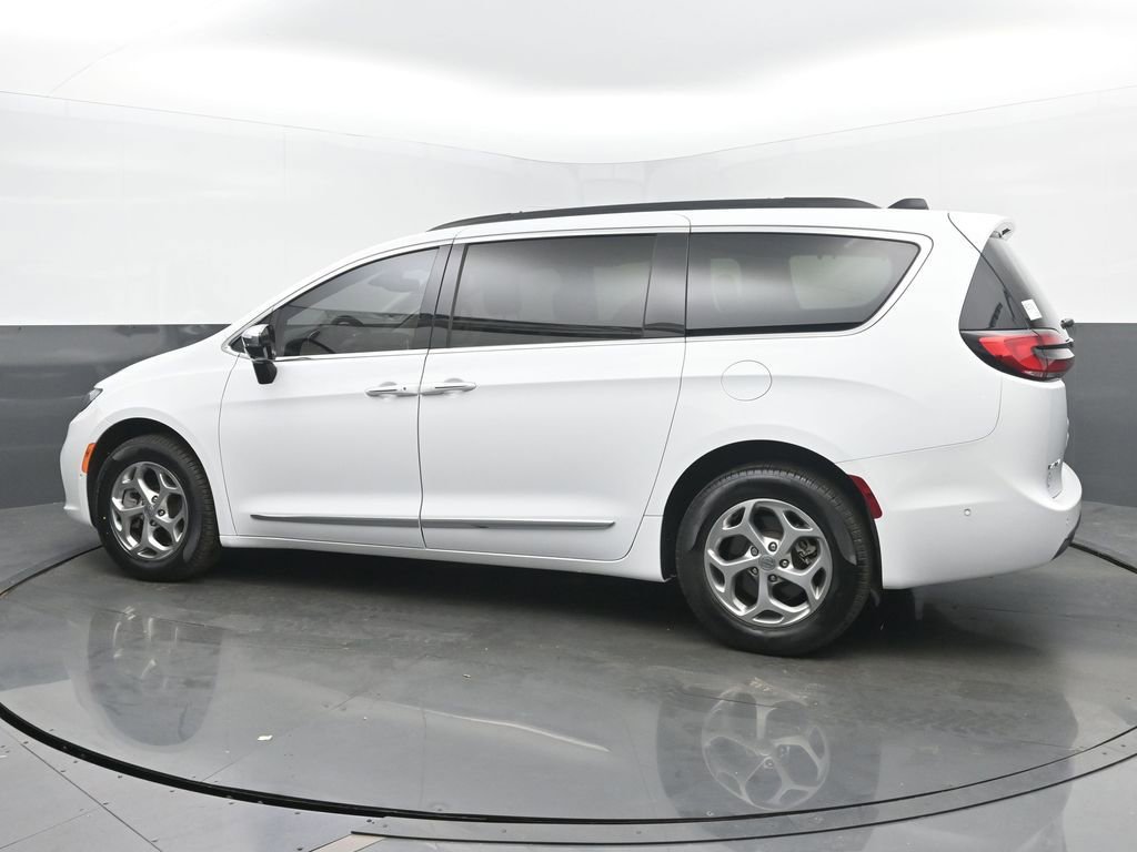 Used 2023 Chrysler Pacifica Limited AWD/4WD image 3
