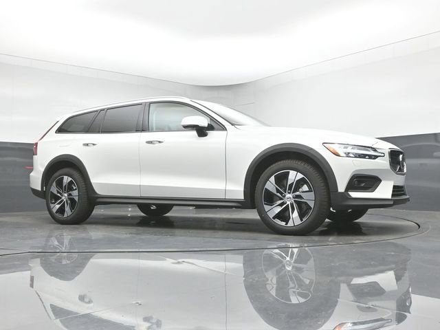 New 2026 Volvo V60 B5 Cross Country Plus w/ Protection Package Premier image 39