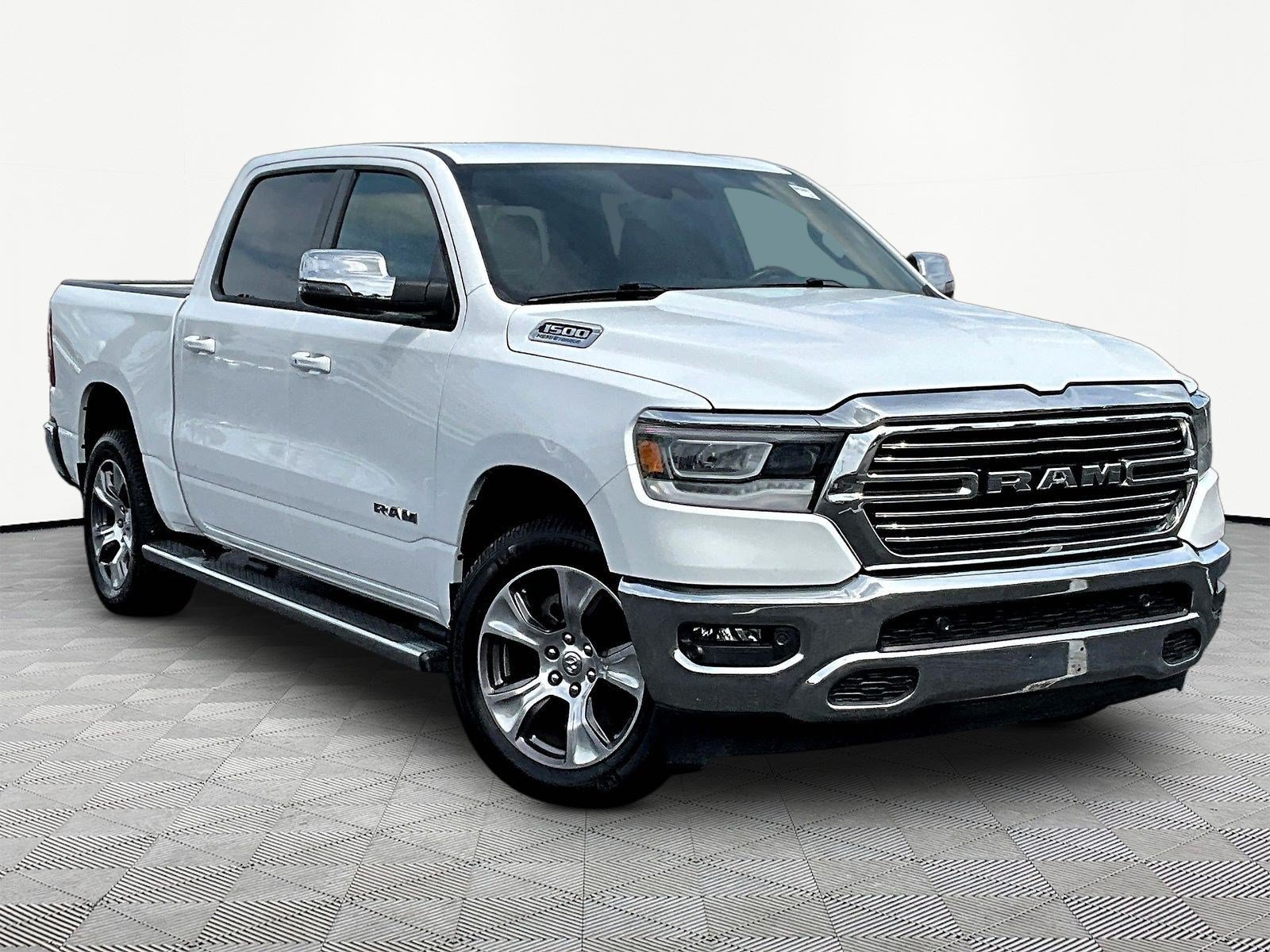 Used 2024 RAM 1500 Laramie AWD/4WD image 3