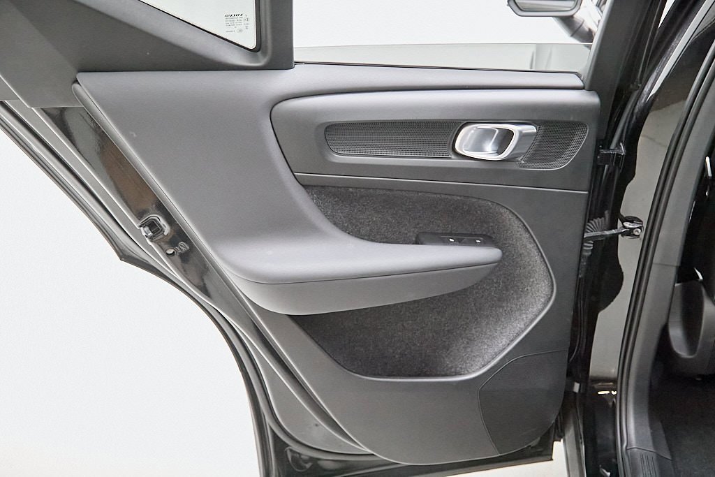 Certified 2024 Volvo XC40 B5 Plus w/ Climate Package image 15