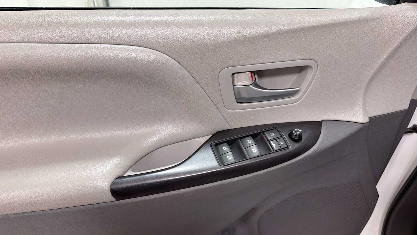 Used 2015 Toyota Sienna LE FWD image 15