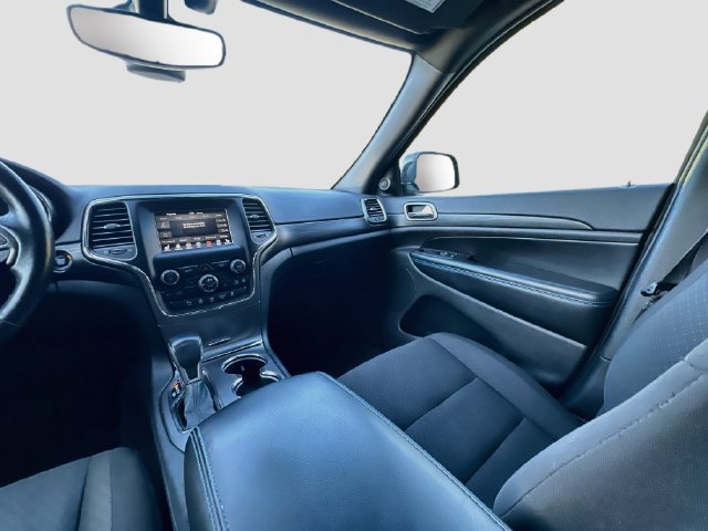 Used 2020 Jeep Grand Cherokee Laredo AWD/4WD image 23
