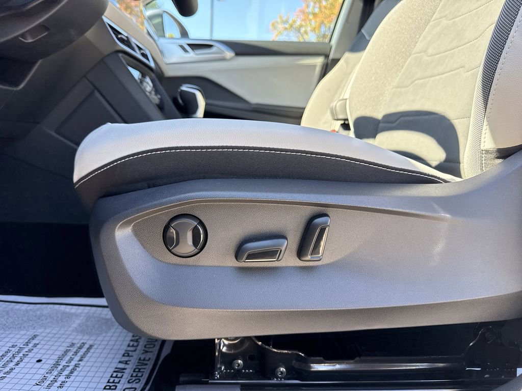 New 2025 Volkswagen Taos SE image 24
