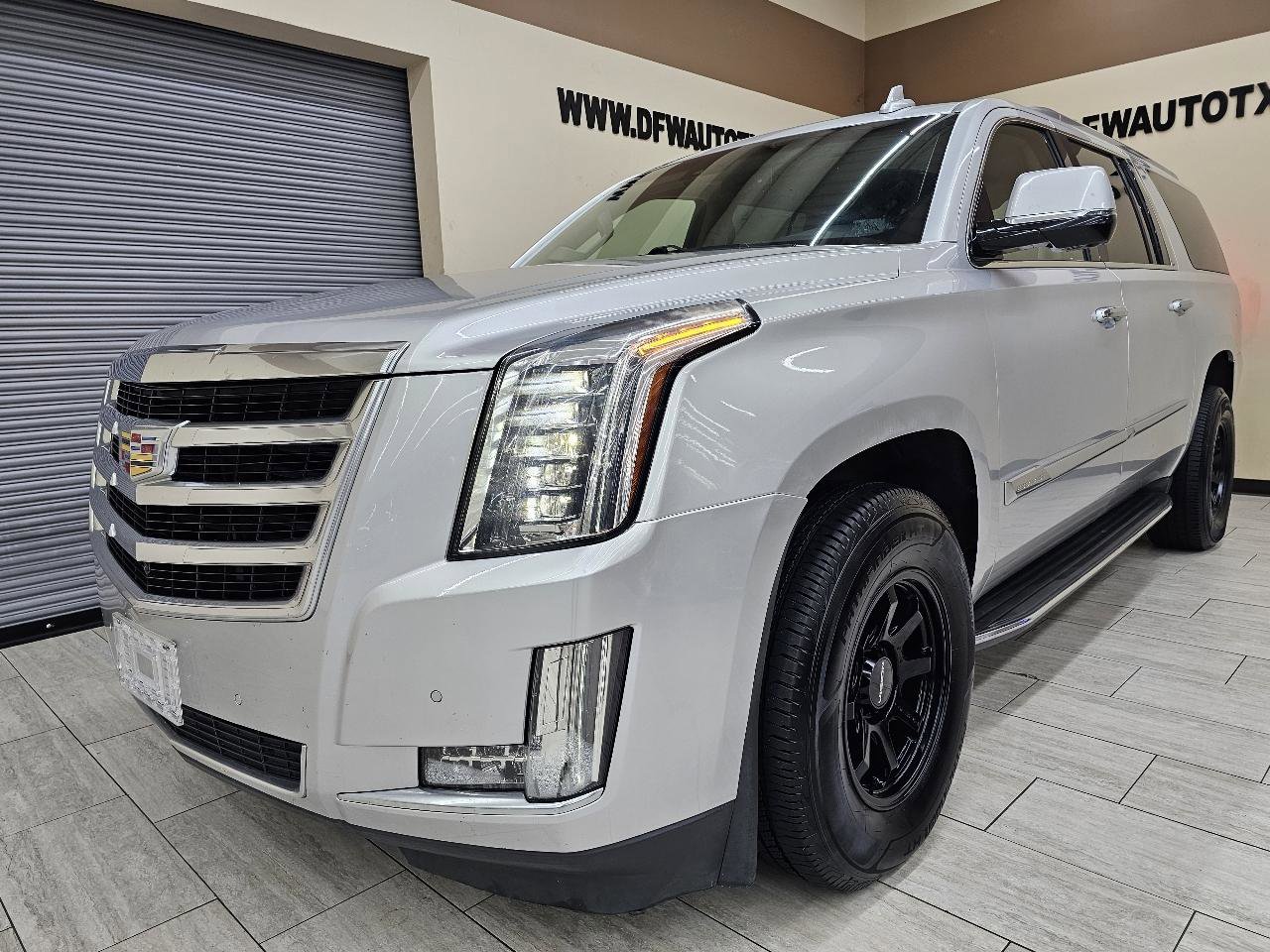 Used 2015 Cadillac Escalade ESV Luxury AWD/4WD image 2