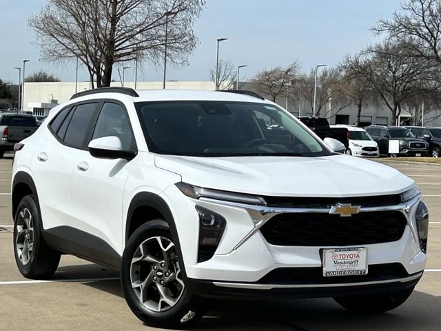 Used 2025 Chevrolet Trax LT image 2