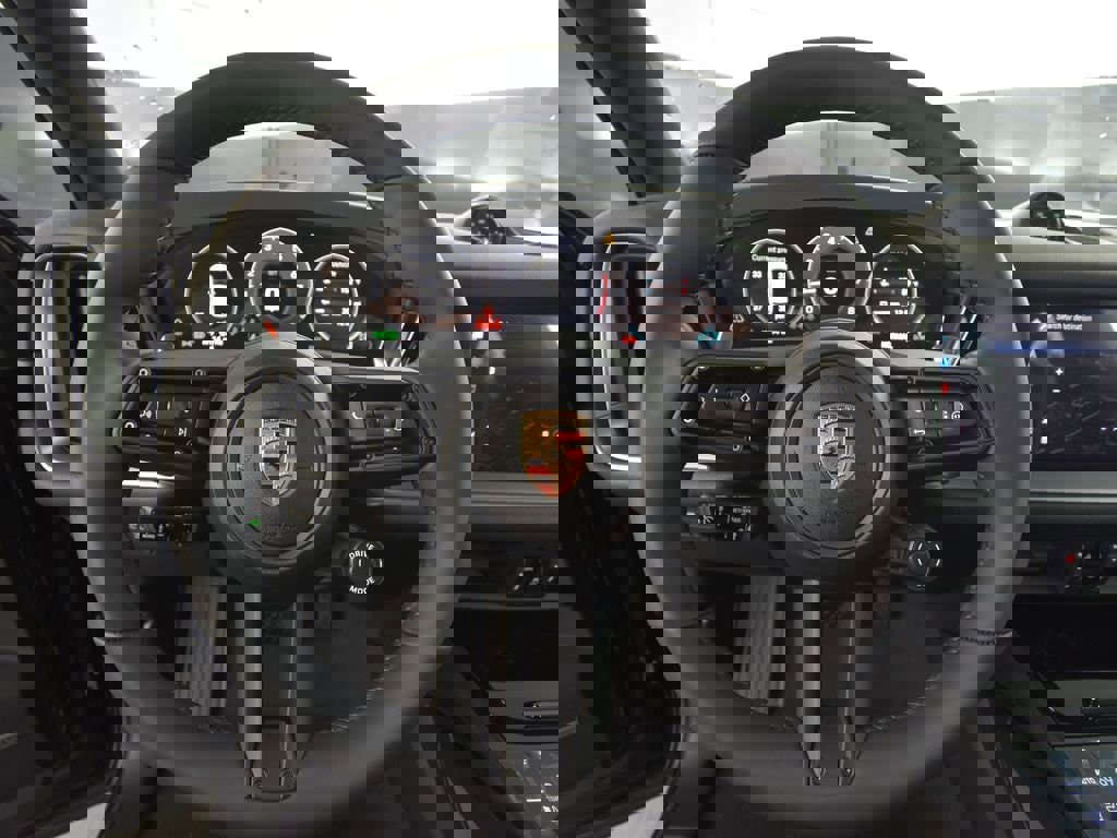 Used 2025 Porsche Cayenne image 19