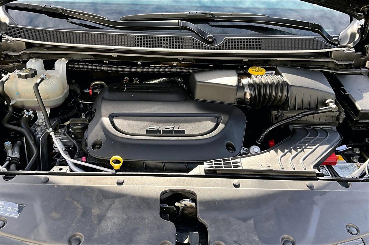 Certified 2024 Chrysler Pacifica Touring-L image 37